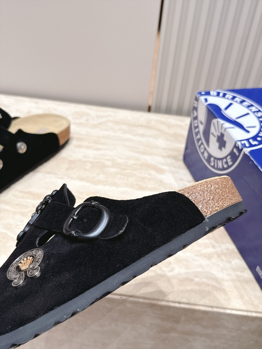 Comehearts x BIRKENSTOCK 克罗心x勃肯鞋‼️      皮革绒面时尚休闲包头鞋 牛皮绒面革质地柔