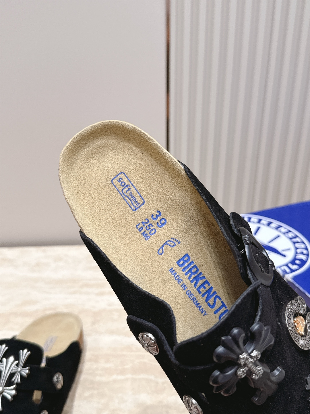 Comehearts x BIRKENSTOCK 克罗心x勃肯鞋‼️      皮革绒面时尚休闲包头鞋 牛皮绒面革质地柔