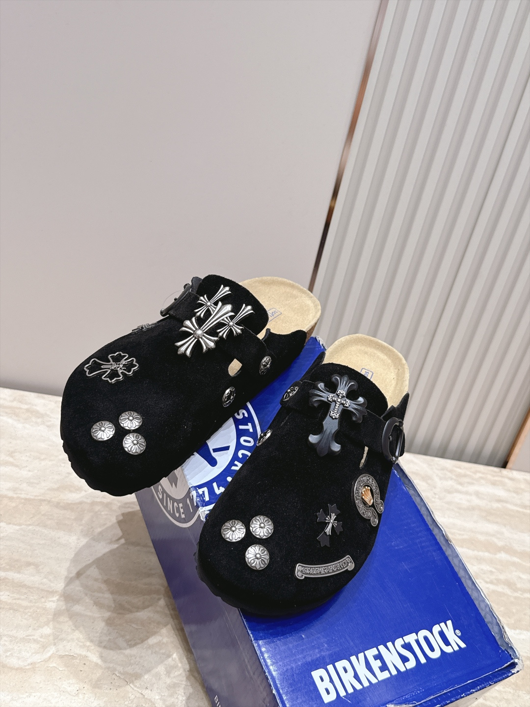Comehearts x BIRKENSTOCK 克罗心x勃肯鞋‼️      皮革绒面时尚休闲包头鞋 牛皮绒面革质地柔