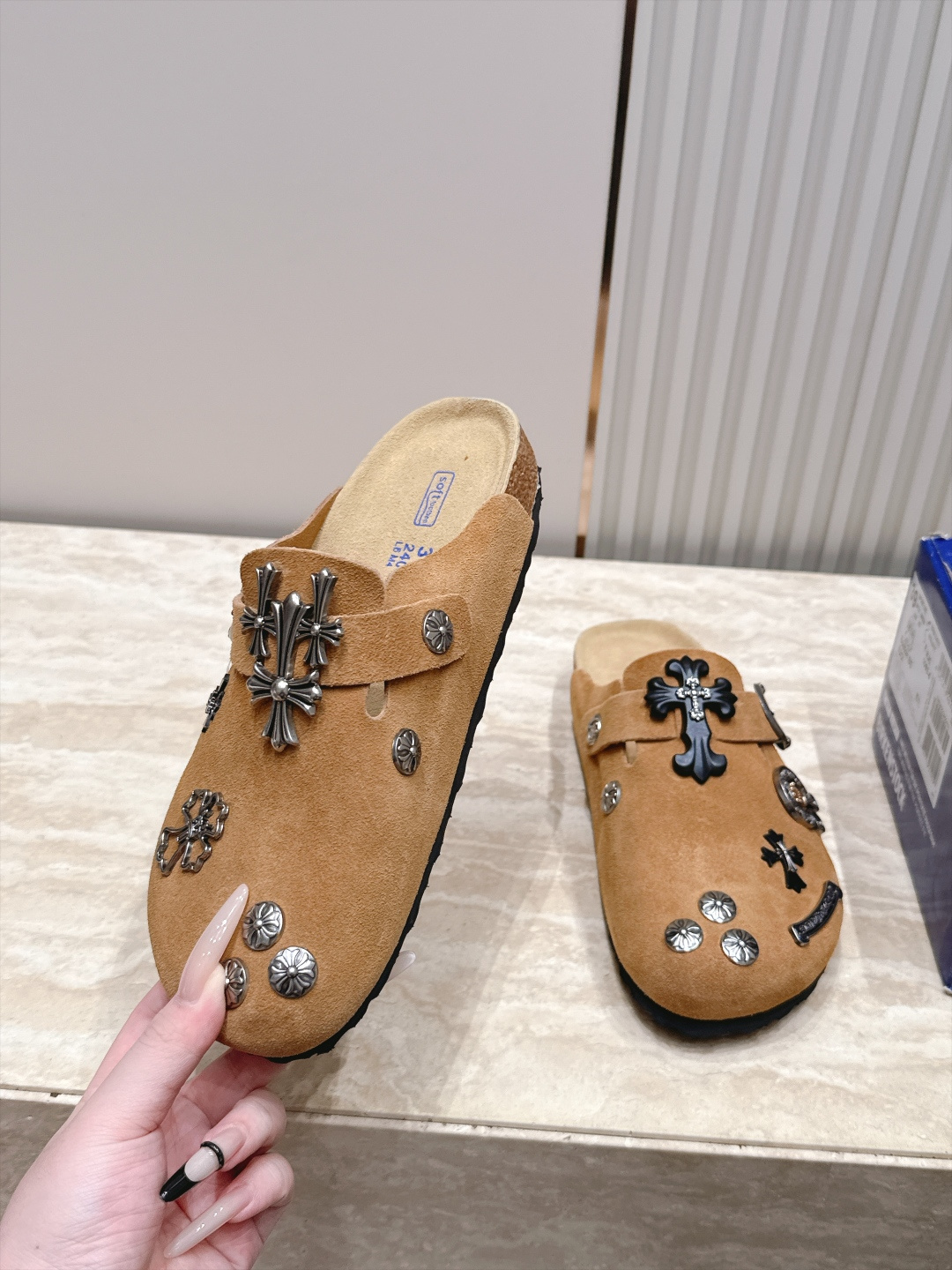 Comehearts x BIRKENSTOCK 克罗心x勃肯鞋‼️      皮革绒面时尚休闲包头鞋 牛皮绒面革质地柔