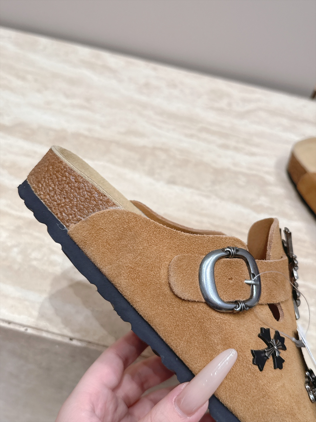 Comehearts x BIRKENSTOCK 克罗心x勃肯鞋‼️      皮革绒面时尚休闲包头鞋 牛皮绒面革质地柔