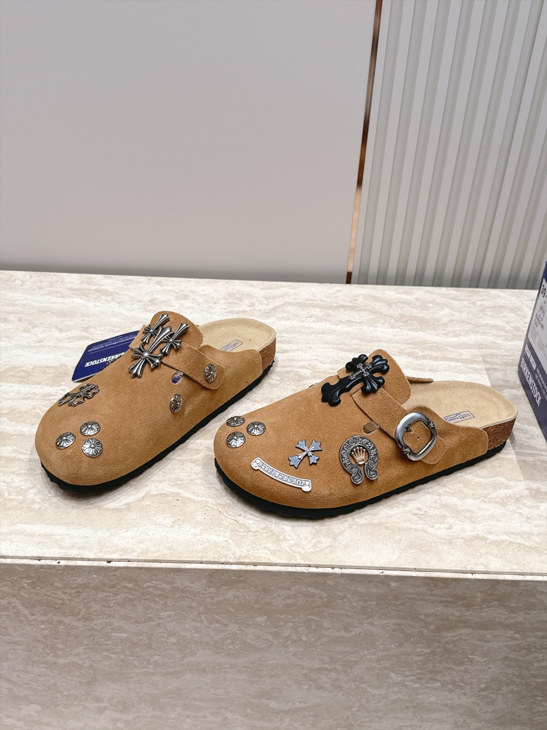 Comehearts x BIRKENSTOCK 克罗心x勃肯鞋‼️      皮革绒面时尚休闲包头鞋 牛皮绒面革质地柔
