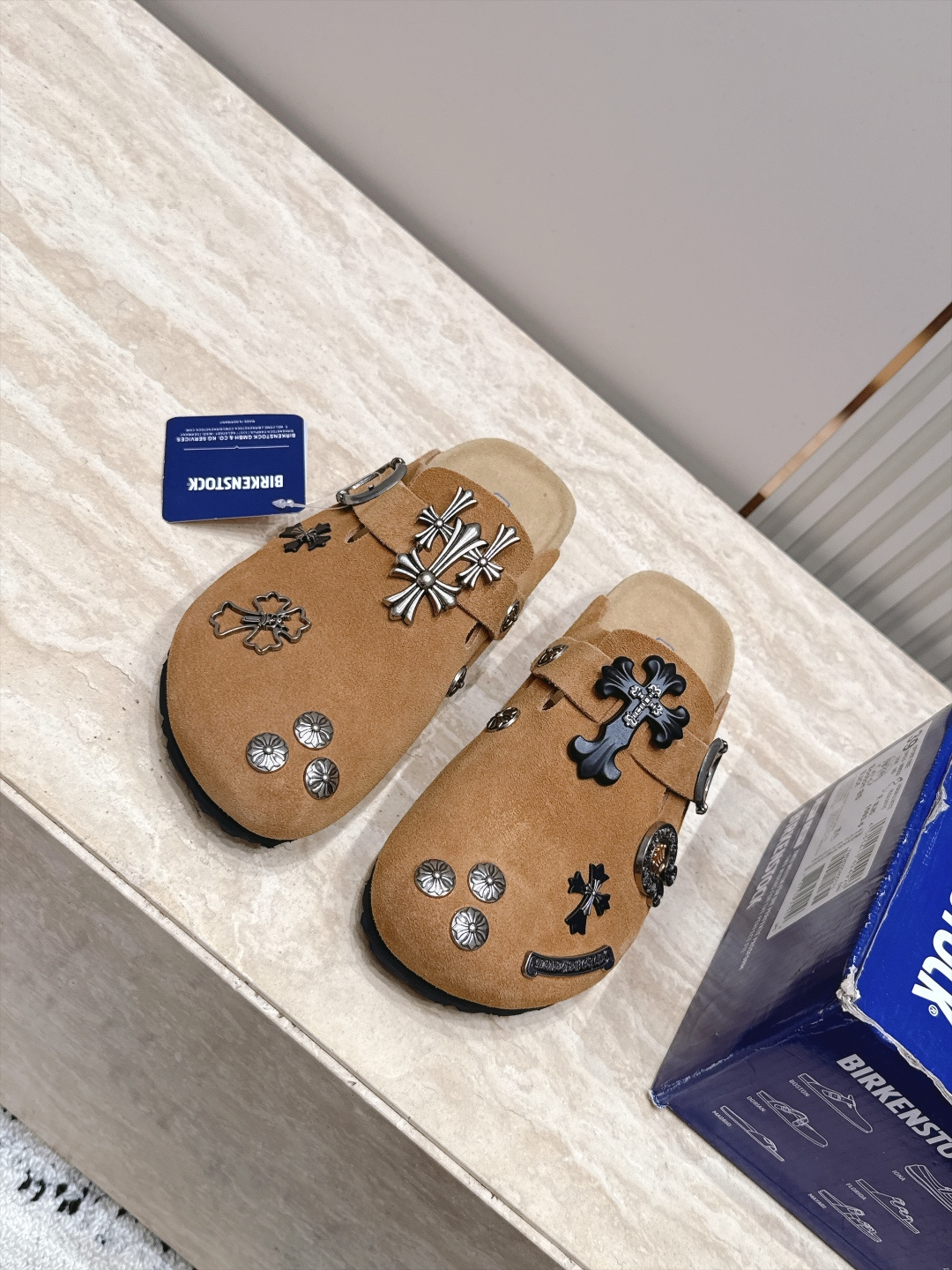 Comehearts x BIRKENSTOCK 克罗心x勃肯鞋‼️      皮革绒面时尚休闲包头鞋 牛皮绒面革质地柔