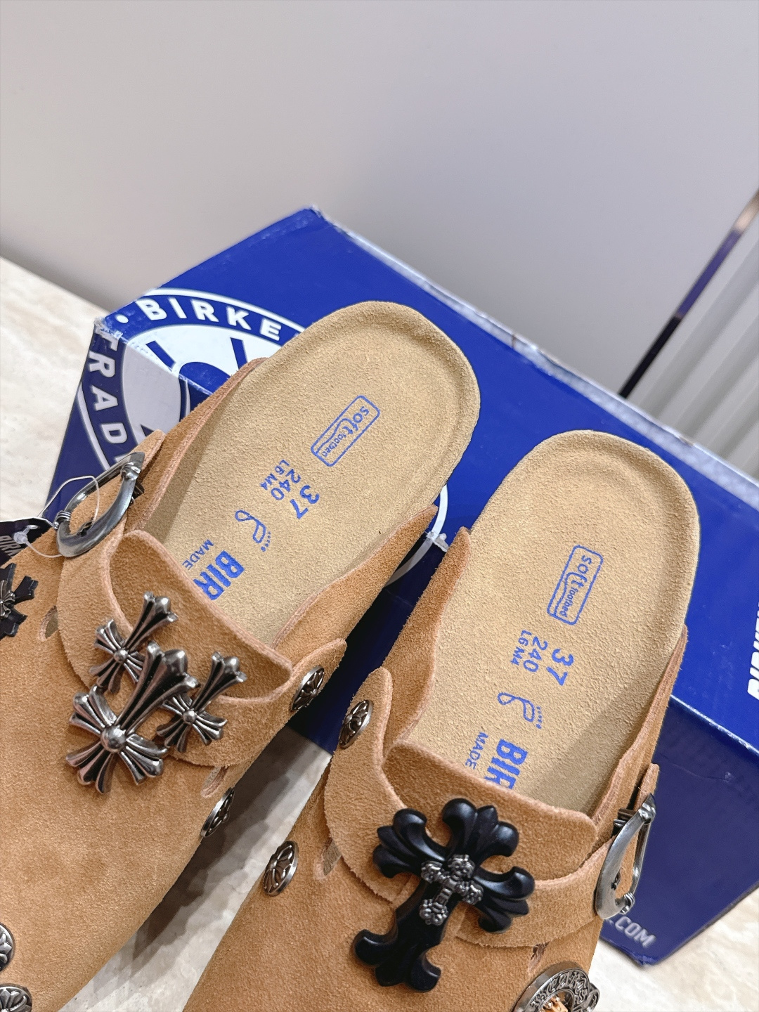 Comehearts x BIRKENSTOCK 克罗心x勃肯鞋‼️      皮革绒面时尚休闲包头鞋 牛皮绒面革质地柔