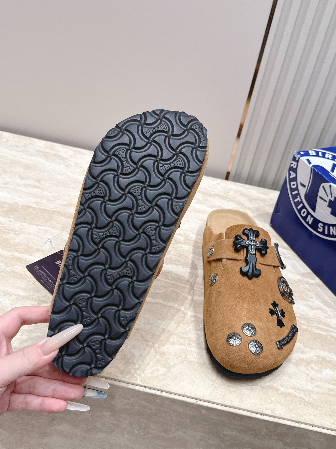 Comehearts x BIRKENSTOCK 克罗心x勃肯鞋‼️      皮革绒面时尚休闲包头鞋 牛皮绒面革质地柔