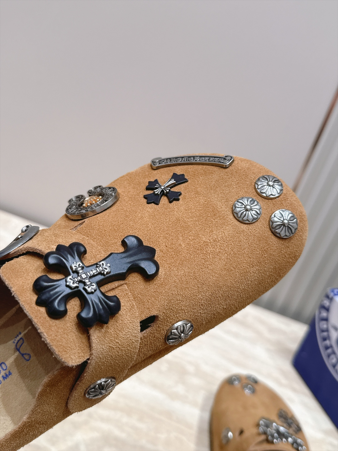 Comehearts x BIRKENSTOCK 克罗心x勃肯鞋‼️      皮革绒面时尚休闲包头鞋 牛皮绒面革质地柔