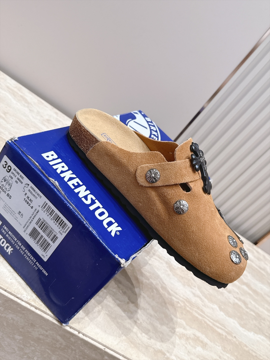 Comehearts x BIRKENSTOCK 克罗心x勃肯鞋‼️      皮革绒面时尚休闲包头鞋 牛皮绒面革质地柔