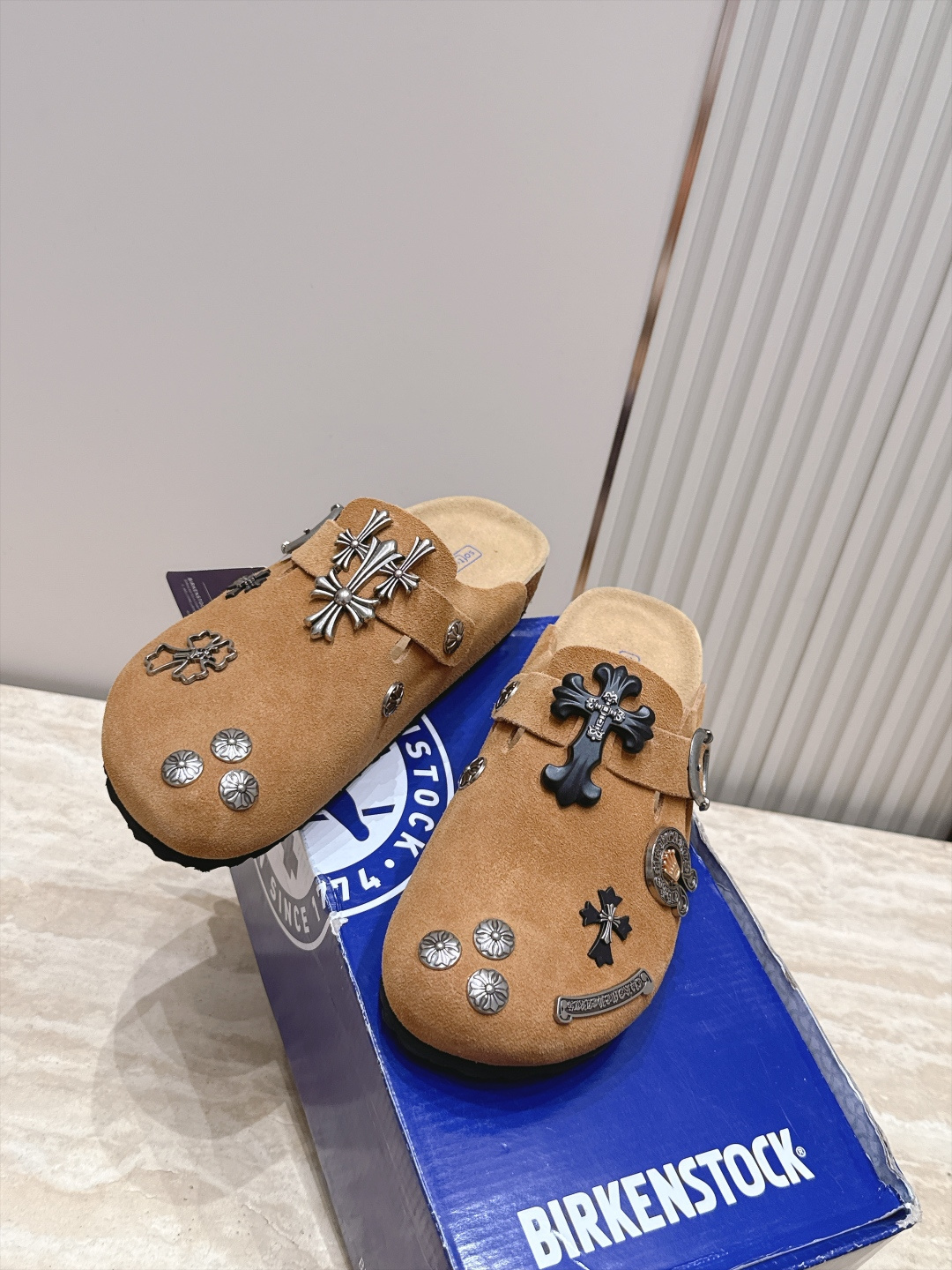 Comehearts x BIRKENSTOCK 克罗心x勃肯鞋‼️      皮革绒面时尚休闲包头鞋 牛皮绒面革质地柔
