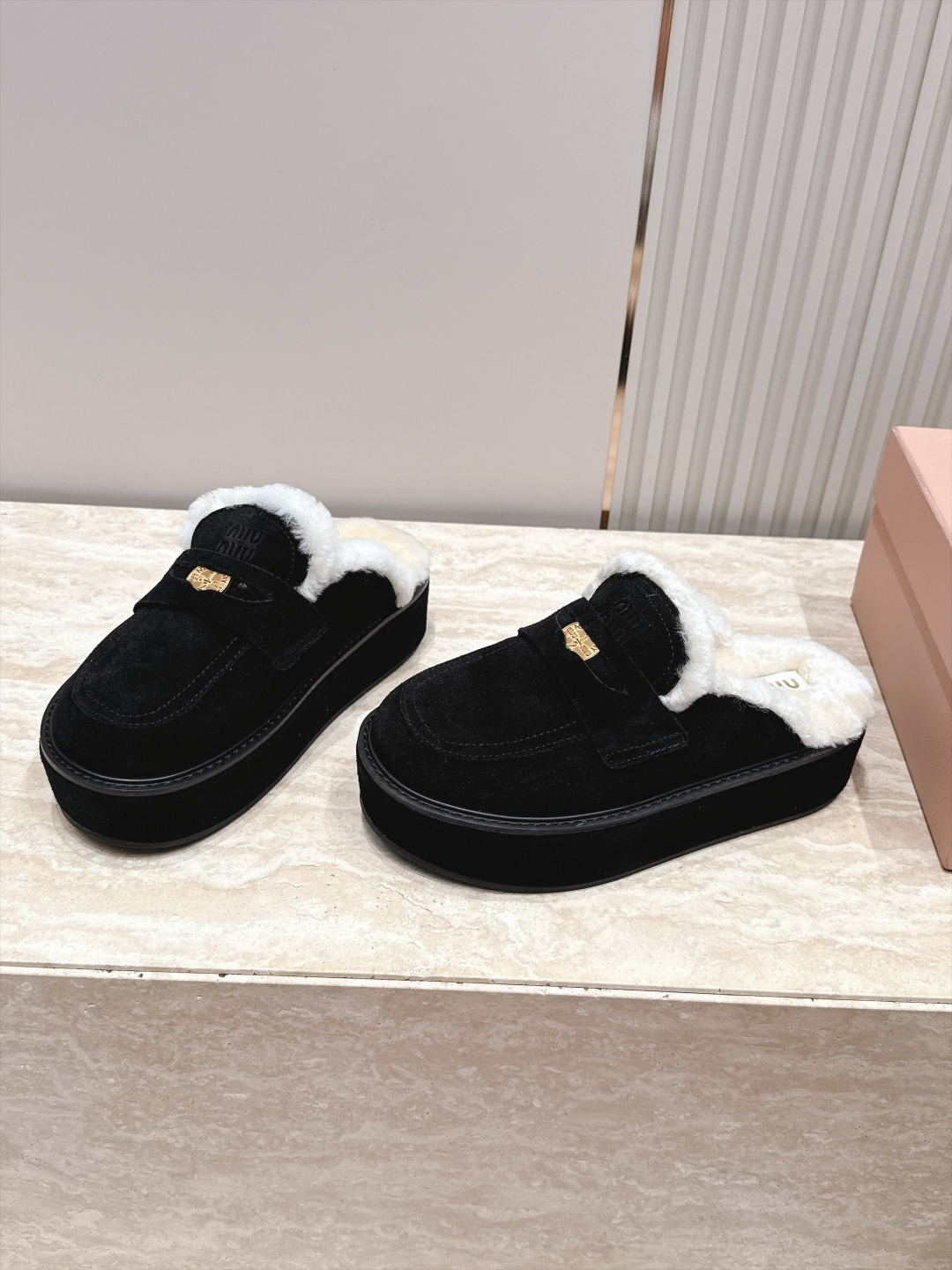 miumiu 新款厚底复古老钱风毛毛拖鞋半拖 这款毛拖真的是真太可爱了～ 柔软蓬松的毛毛，舒服暖脚! 增高显腿长! 秋冬