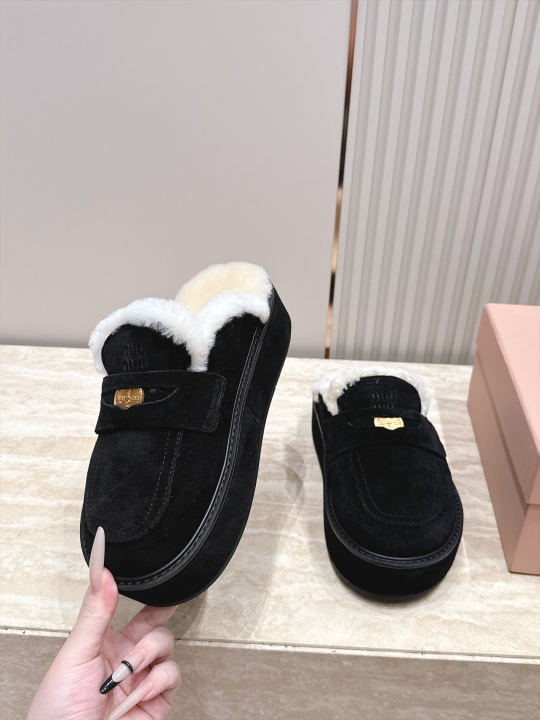 miumiu 新款厚底复古老钱风毛毛拖鞋半拖 这款毛拖真的是真太可爱了～ 柔软蓬松的毛毛，舒服暖脚! 增高显腿长! 秋冬