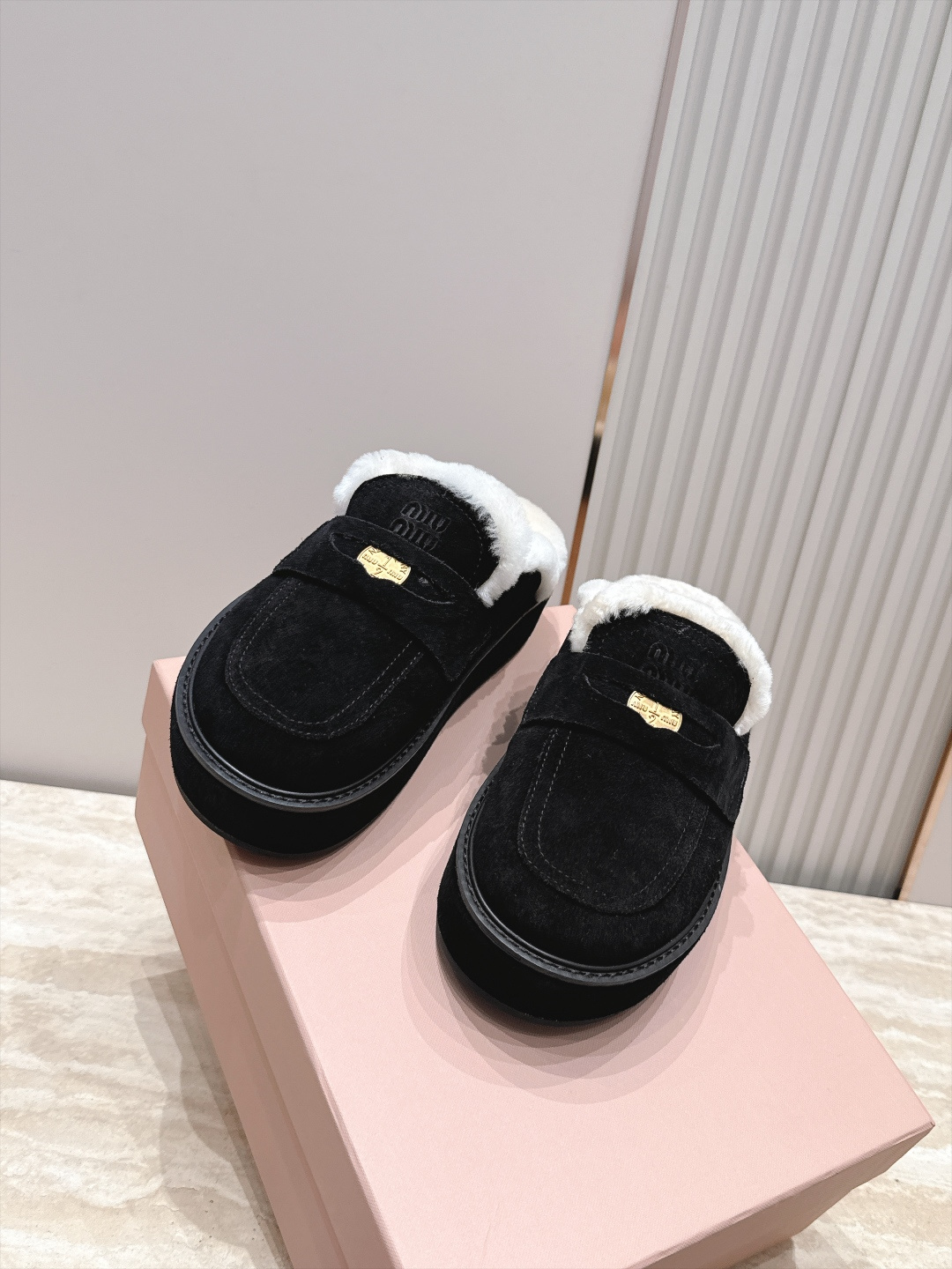 miumiu 新款厚底复古老钱风毛毛拖鞋半拖 这款毛拖真的是真太可爱了～ 柔软蓬松的毛毛，舒服暖脚! 增高显腿长! 秋冬