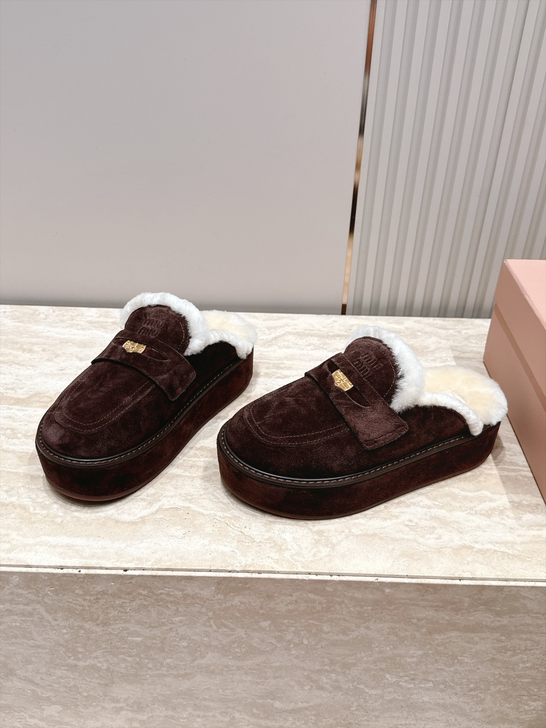 miumiu 新款厚底复古老钱风毛毛拖鞋半拖 这款毛拖真的是真太可爱了～ 柔软蓬松的毛毛，舒服暖脚! 增高显腿长! 秋冬