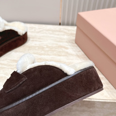 miumiu 新款厚底复古老钱风毛毛拖鞋半拖 这款毛拖真的是真太可爱了~ 柔软蓬松的毛毛,舒服暖脚! 增高显腿长! 秋冬 miumiu 新款厚底复古老钱风毛毛拖鞋半拖 这款毛拖真的是真太可爱了~ 柔软蓬松的毛毛,舒服暖脚! 增高显腿长! 秋冬