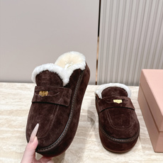 miumiu 新款厚底复古老钱风毛毛拖鞋半拖 这款毛拖真的是真太可爱了~ 柔软蓬松的毛毛,舒服暖脚! 增高显腿长! 秋冬 miumiu 新款厚底复古老钱风毛毛拖鞋半拖 这款毛拖真的是真太可爱了~ 柔软蓬松的毛毛,舒服暖脚! 增高显腿长! 秋冬