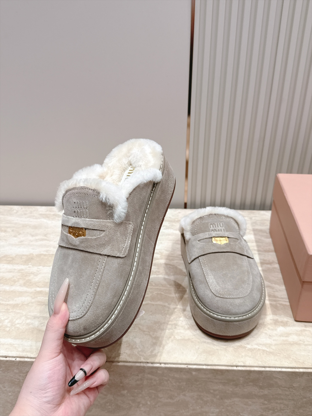 miumiu 新款厚底复古老钱风毛毛拖鞋半拖 这款毛拖真的是真太可爱了～ 柔软蓬松的毛毛，舒服暖脚! 增高显腿长! 秋冬