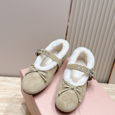 miumiu 26秋冬 新款毛毛乐福鞋 这款毛毛鞋真的是真太可爱了~ 柔软蓬松的毛毛,舒服暖脚! 秋冬搭配袜子休闲又慵懒 miumiu 26秋冬 新款毛毛乐福鞋 这款毛毛鞋真的是真太可爱了~ 柔软蓬松的毛毛,舒服暖脚! 秋冬搭配袜子休闲又慵懒