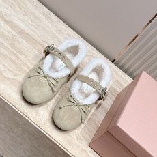 miumiu 26秋冬 新款毛毛乐福鞋 这款毛毛鞋真的是真太可爱了~ 柔软蓬松的毛毛,舒服暖脚! 秋冬搭配袜子休闲又慵懒 miumiu 26秋冬 新款毛毛乐福鞋 这款毛毛鞋真的是真太可爱了~ 柔软蓬松的毛毛,舒服暖脚! 秋冬搭配袜子休闲又慵懒