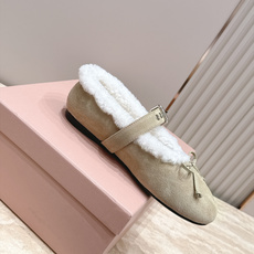 miumiu 26秋冬 新款毛毛乐福鞋 这款毛毛鞋真的是真太可爱了~ 柔软蓬松的毛毛,舒服暖脚! 秋冬搭配袜子休闲又慵懒 miumiu 26秋冬 新款毛毛乐福鞋 这款毛毛鞋真的是真太可爱了~ 柔软蓬松的毛毛,舒服暖脚! 秋冬搭配袜子休闲又慵懒