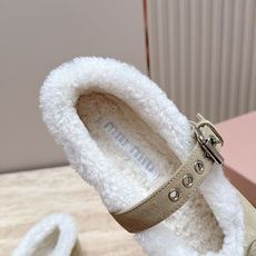 miumiu 26秋冬 新款毛毛乐福鞋 这款毛毛鞋真的是真太可爱了~ 柔软蓬松的毛毛,舒服暖脚! 秋冬搭配袜子休闲又慵懒 miumiu 26秋冬 新款毛毛乐福鞋 这款毛毛鞋真的是真太可爱了~ 柔软蓬松的毛毛,舒服暖脚! 秋冬搭配袜子休闲又慵懒