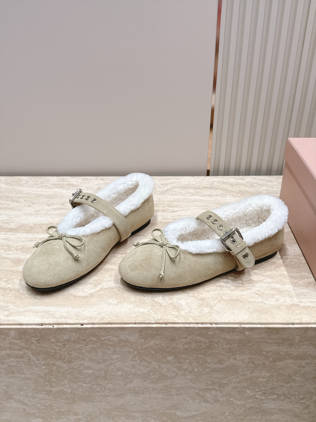 miumiu 26秋冬 新款毛毛乐福鞋 这款毛毛鞋真的是真太可爱了～ 柔软蓬松的毛毛，舒服暖脚! 秋冬搭配袜子休闲又慵懒
