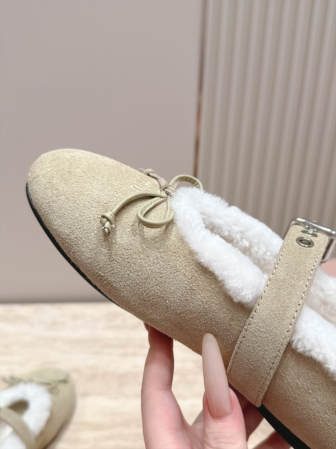 miumiu 26秋冬 新款毛毛乐福鞋 这款毛毛鞋真的是真太可爱了~ 柔软蓬松的毛毛,舒服暖脚! 秋冬搭配袜子休闲又慵懒 miumiu 26秋冬 新款毛毛乐福鞋 这款毛毛鞋真的是真太可爱了~ 柔软蓬松的毛毛,舒服暖脚! 秋冬搭配袜子休闲又慵懒