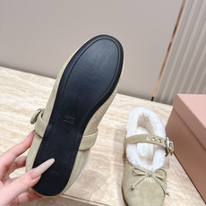 miumiu 26秋冬 新款毛毛乐福鞋 这款毛毛鞋真的是真太可爱了~ 柔软蓬松的毛毛,舒服暖脚! 秋冬搭配袜子休闲又慵懒 miumiu 26秋冬 新款毛毛乐福鞋 这款毛毛鞋真的是真太可爱了~ 柔软蓬松的毛毛,舒服暖脚! 秋冬搭配袜子休闲又慵懒