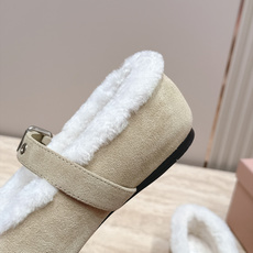 miumiu 26秋冬 新款毛毛乐福鞋 这款毛毛鞋真的是真太可爱了~ 柔软蓬松的毛毛,舒服暖脚! 秋冬搭配袜子休闲又慵懒 miumiu 26秋冬 新款毛毛乐福鞋 这款毛毛鞋真的是真太可爱了~ 柔软蓬松的毛毛,舒服暖脚! 秋冬搭配袜子休闲又慵懒