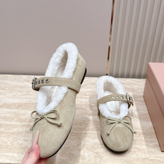 miumiu 26秋冬 新款毛毛乐福鞋 这款毛毛鞋真的是真太可爱了~ 柔软蓬松的毛毛,舒服暖脚! 秋冬搭配袜子休闲又慵懒 miumiu 26秋冬 新款毛毛乐福鞋 这款毛毛鞋真的是真太可爱了~ 柔软蓬松的毛毛,舒服暖脚! 秋冬搭配袜子休闲又慵懒