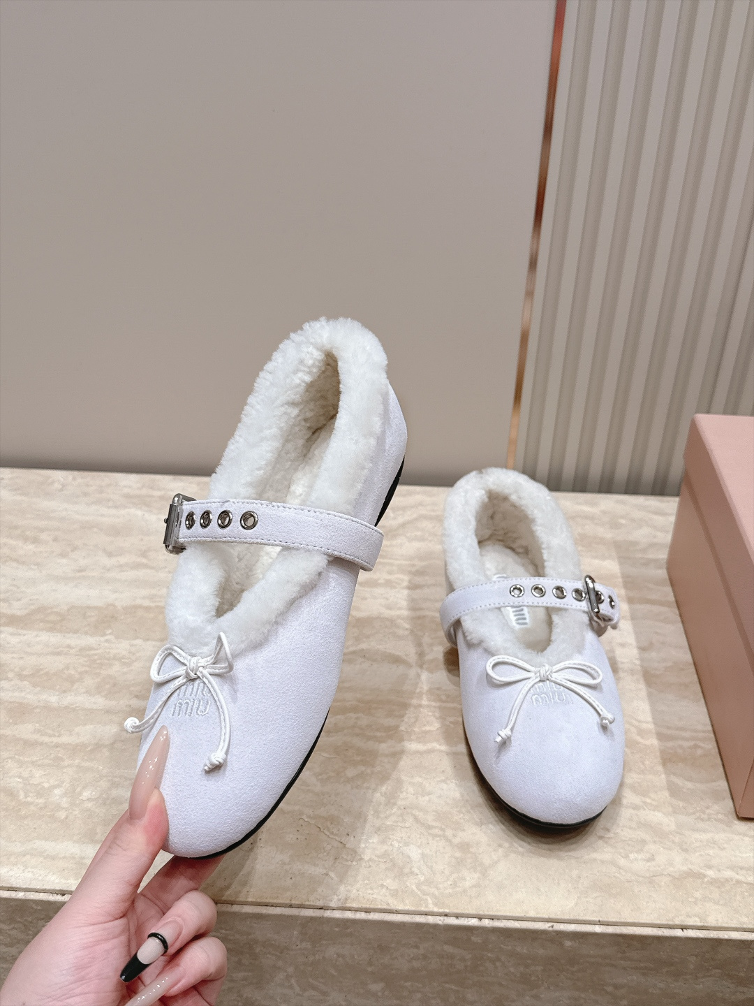 miumiu 26秋冬 新款毛毛乐福鞋 这款毛毛鞋真的是真太可爱了～ 柔软蓬松的毛毛，舒服暖脚! 秋冬搭配袜子休闲又慵懒