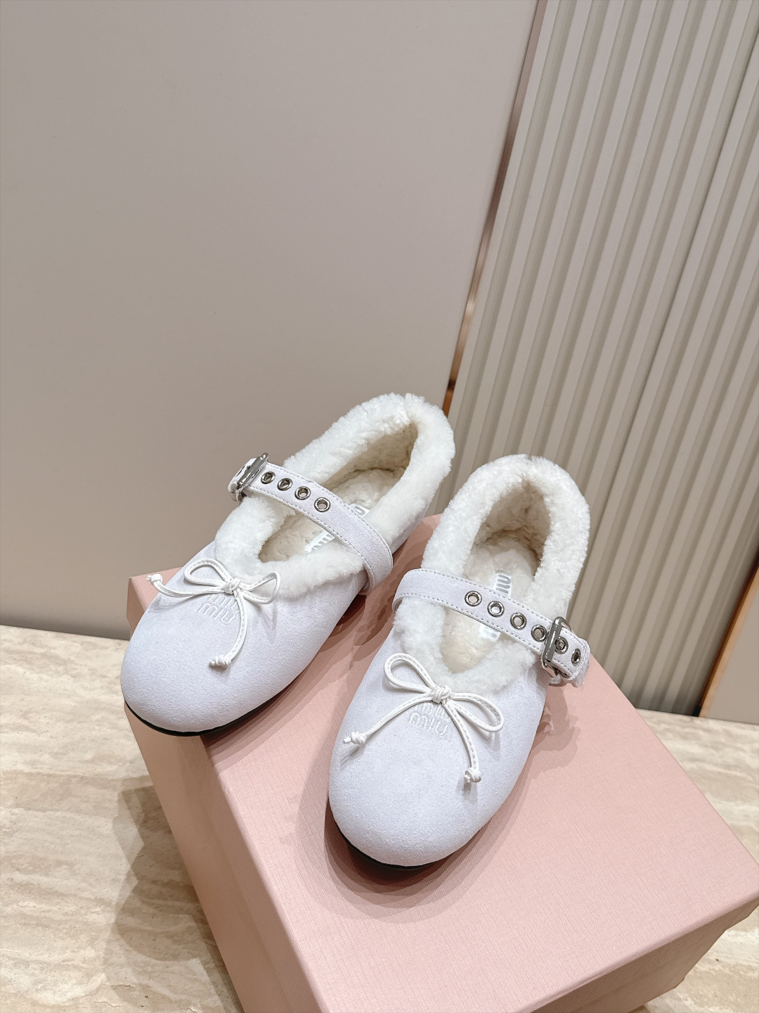 miumiu 26秋冬 新款毛毛乐福鞋 这款毛毛鞋真的是真太可爱了～ 柔软蓬松的毛毛，舒服暖脚! 秋冬搭配袜子休闲又慵懒
