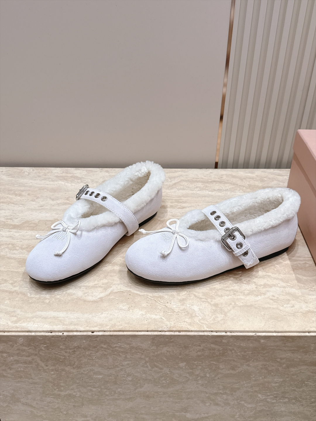 miumiu 26秋冬 新款毛毛乐福鞋 这款毛毛鞋真的是真太可爱了～ 柔软蓬松的毛毛，舒服暖脚! 秋冬搭配袜子休闲又慵懒
