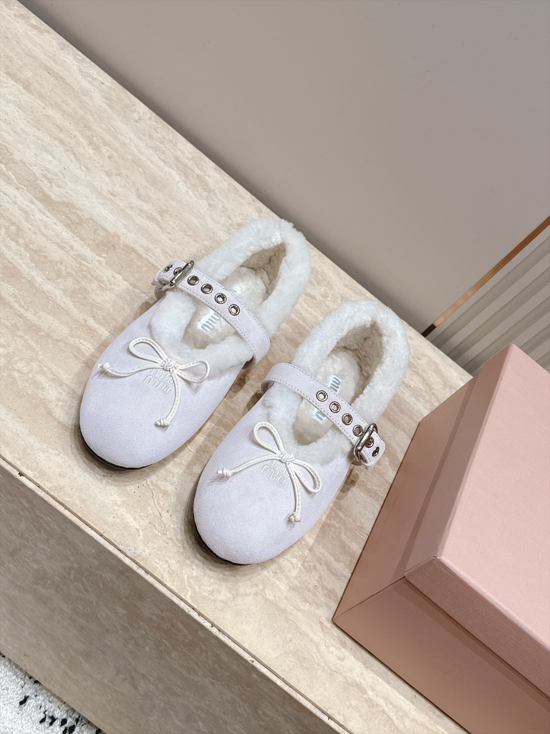 miumiu 26秋冬 新款毛毛乐福鞋 这款毛毛鞋真的是真太可爱了～ 柔软蓬松的毛毛，舒服暖脚! 秋冬搭配袜子休闲又慵懒