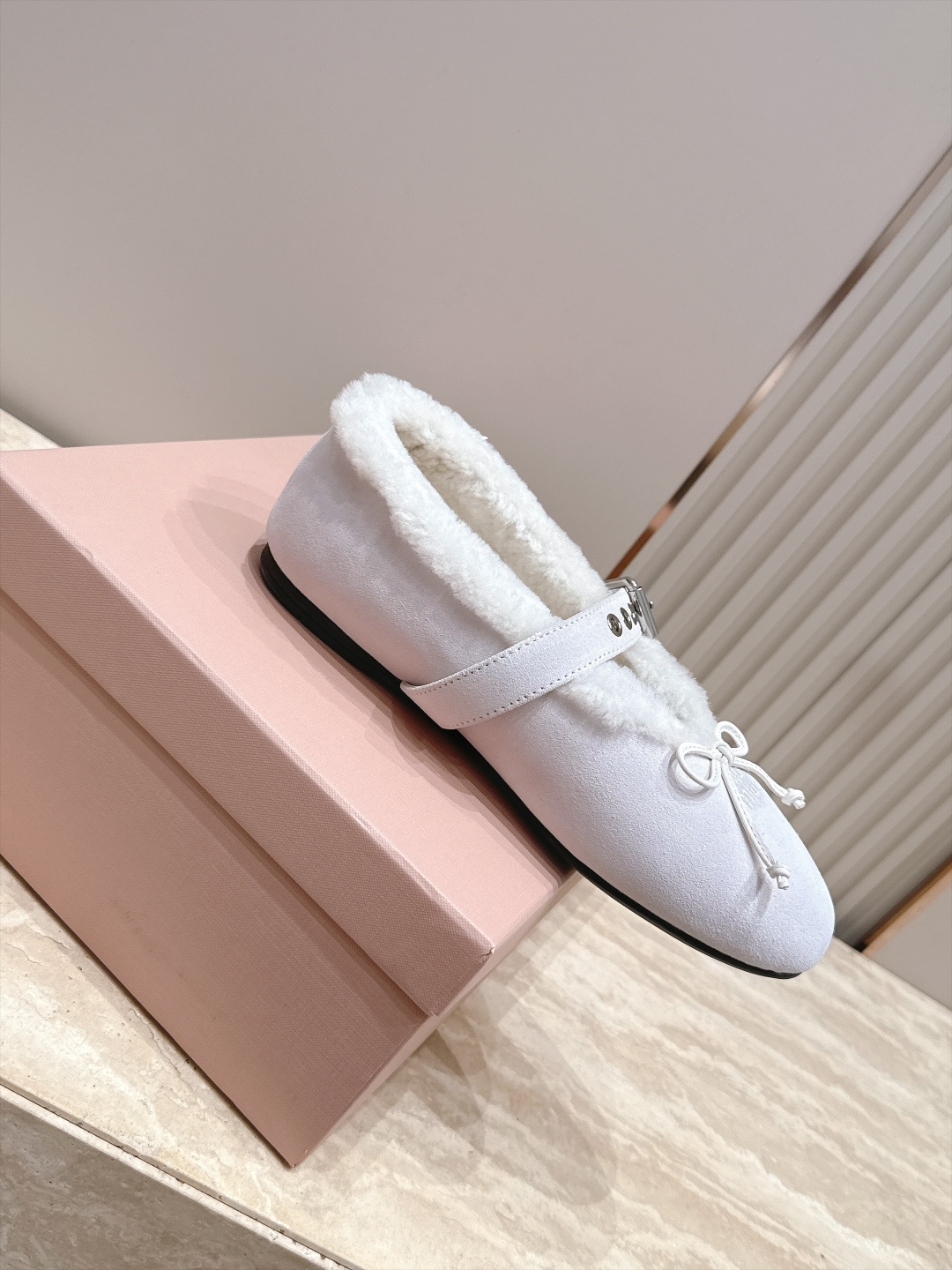 miumiu 26秋冬 新款毛毛乐福鞋 这款毛毛鞋真的是真太可爱了～ 柔软蓬松的毛毛，舒服暖脚! 秋冬搭配袜子休闲又慵懒