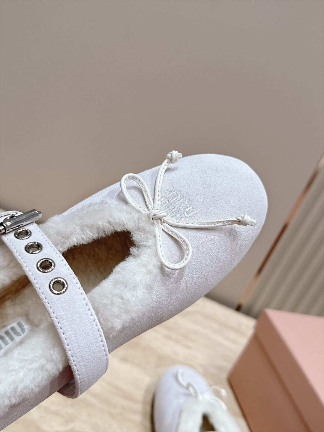 miumiu 26秋冬 新款毛毛乐福鞋 这款毛毛鞋真的是真太可爱了～ 柔软蓬松的毛毛，舒服暖脚! 秋冬搭配袜子休闲又慵懒