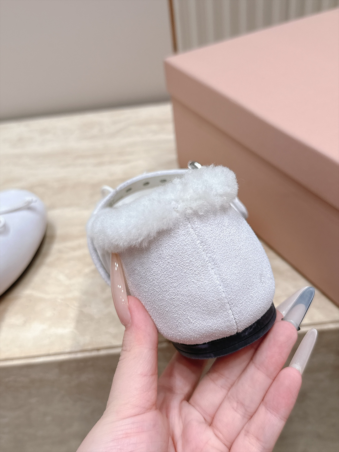 miumiu 26秋冬 新款毛毛乐福鞋 这款毛毛鞋真的是真太可爱了～ 柔软蓬松的毛毛，舒服暖脚! 秋冬搭配袜子休闲又慵懒