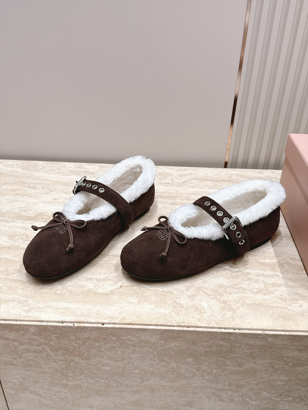 miumiu 26秋冬 新款毛毛乐福鞋 这款毛毛鞋真的是真太可爱了～ 柔软蓬松的毛毛，舒服暖脚! 秋冬搭配袜子休闲又慵懒