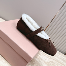 miumiu 26秋冬 新款毛毛乐福鞋 这款毛毛鞋真的是真太可爱了~ 柔软蓬松的毛毛,舒服暖脚! 秋冬搭配袜子休闲又慵懒 miumiu 26秋冬 新款毛毛乐福鞋 这款毛毛鞋真的是真太可爱了~ 柔软蓬松的毛毛,舒服暖脚! 秋冬搭配袜子休闲又慵懒