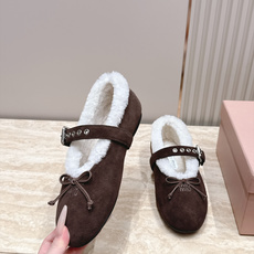 miumiu 26秋冬 新款毛毛乐福鞋 这款毛毛鞋真的是真太可爱了~ 柔软蓬松的毛毛,舒服暖脚! 秋冬搭配袜子休闲又慵懒 miumiu 26秋冬 新款毛毛乐福鞋 这款毛毛鞋真的是真太可爱了~ 柔软蓬松的毛毛,舒服暖脚! 秋冬搭配袜子休闲又慵懒