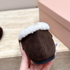 miumiu 26秋冬 新款毛毛乐福鞋 这款毛毛鞋真的是真太可爱了~ 柔软蓬松的毛毛,舒服暖脚! 秋冬搭配袜子休闲又慵懒 miumiu 26秋冬 新款毛毛乐福鞋 这款毛毛鞋真的是真太可爱了~ 柔软蓬松的毛毛,舒服暖脚! 秋冬搭配袜子休闲又慵懒