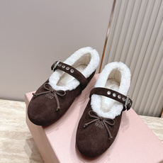 miumiu 26秋冬 新款毛毛乐福鞋 这款毛毛鞋真的是真太可爱了~ 柔软蓬松的毛毛,舒服暖脚! 秋冬搭配袜子休闲又慵懒 miumiu 26秋冬 新款毛毛乐福鞋 这款毛毛鞋真的是真太可爱了~ 柔软蓬松的毛毛,舒服暖脚! 秋冬搭配袜子休闲又慵懒