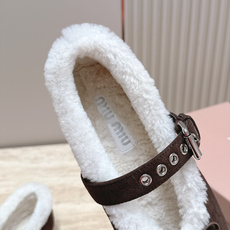 miumiu 26秋冬 新款毛毛乐福鞋 这款毛毛鞋真的是真太可爱了~ 柔软蓬松的毛毛,舒服暖脚! 秋冬搭配袜子休闲又慵懒 miumiu 26秋冬 新款毛毛乐福鞋 这款毛毛鞋真的是真太可爱了~ 柔软蓬松的毛毛,舒服暖脚! 秋冬搭配袜子休闲又慵懒