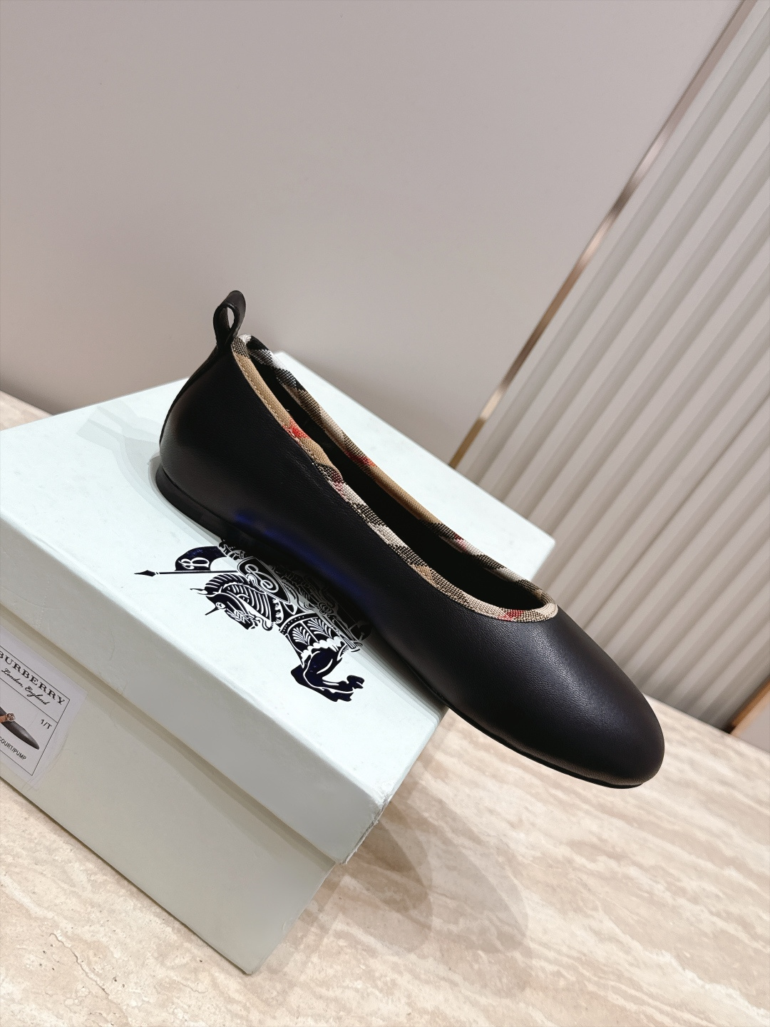 巴宝莉 Bueburry 新款F法式仙女风玛丽珍平底鞋单鞋芭蕾舞鞋 亮向于时装秀，太好看了，焕新演绎经典标志性的风格。别