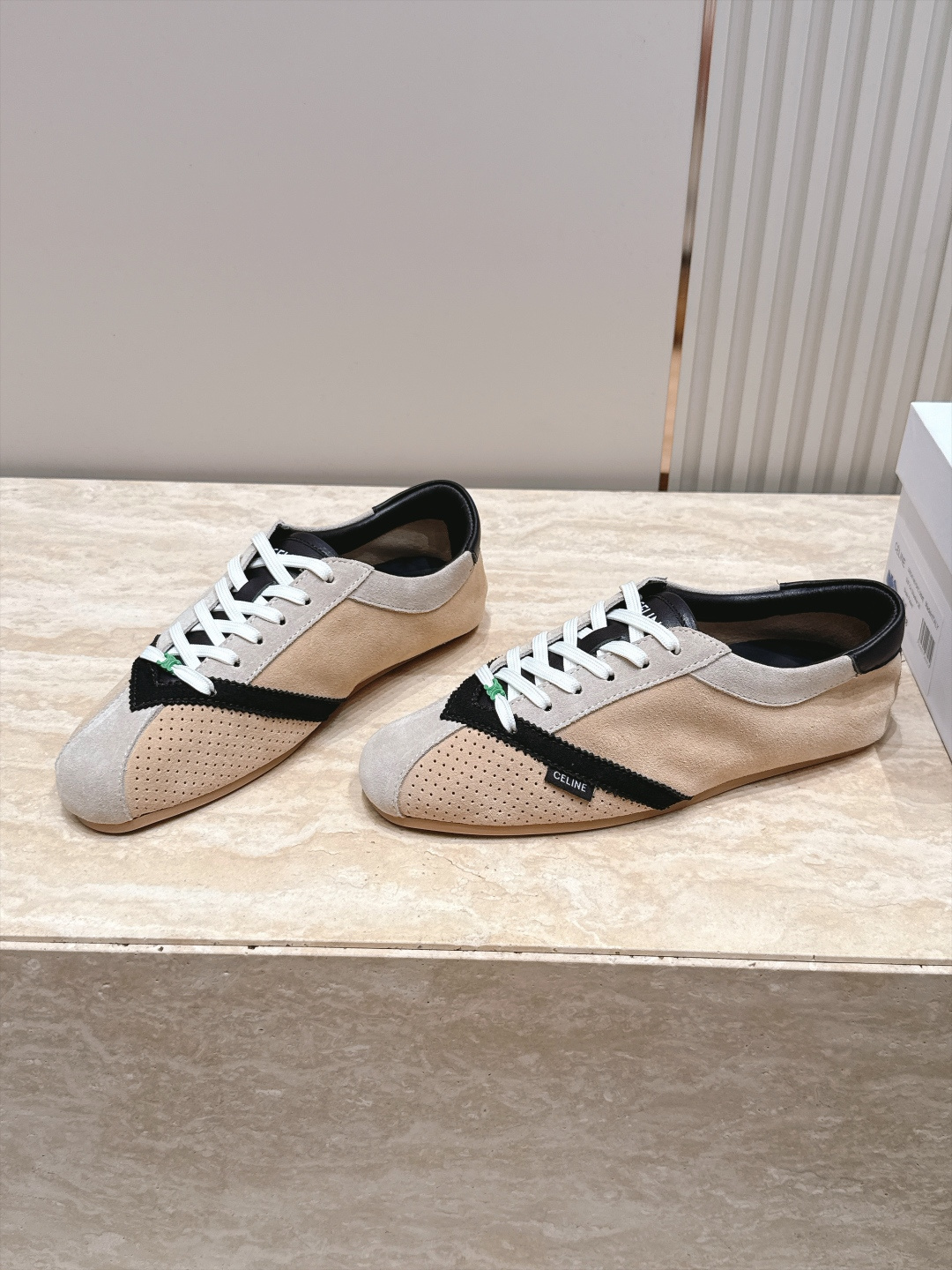 皮面新色系  Celine 赛琳  26最新 德训鞋阿甘鞋休闲 运动鞋 这是充满街头感的一双鞋子，延续经典设计非常赞 这