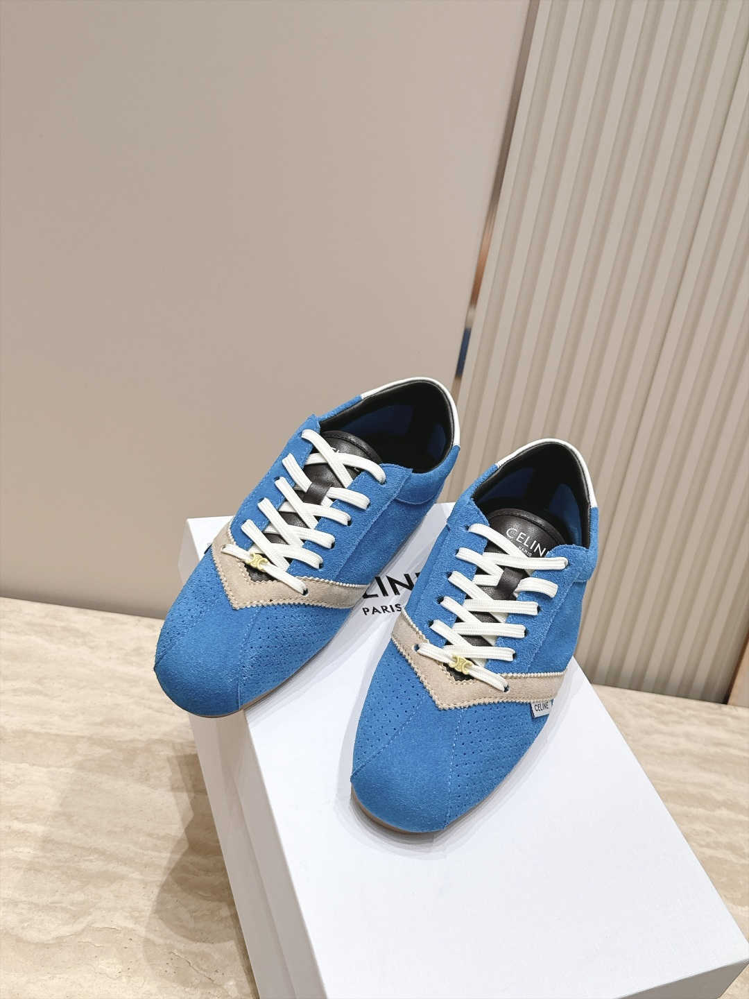 皮面新色系  Celine 赛琳  26最新 德训鞋阿甘鞋休闲 运动鞋 这是充满街头感的一双鞋子，延续经典设计非常赞 这