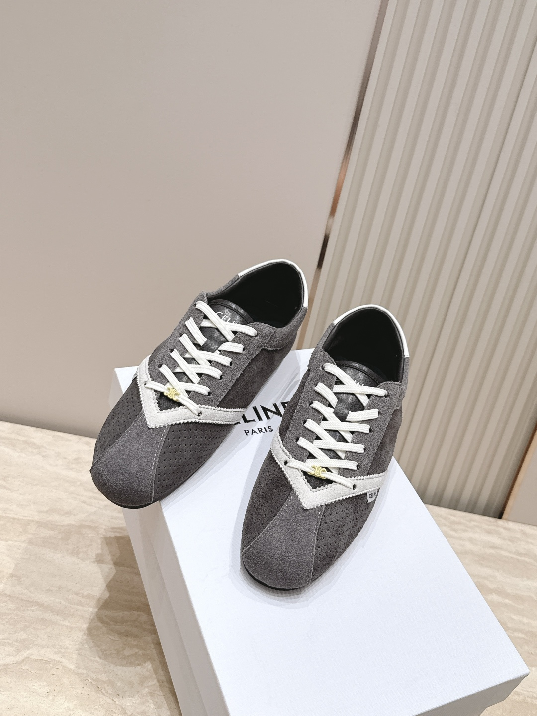 皮面新色系  Celine 赛琳  26最新 德训鞋阿甘鞋休闲 运动鞋 这是充满街头感的一双鞋子，延续经典设计非常赞 这