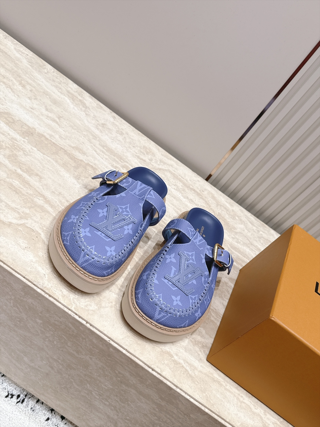 全新色系！！  Louis vuitto驴牌 Lv 新品厚底包头勃肯拖鞋   懒人鞋的终极形态找到了！ LV这双穆勒包头