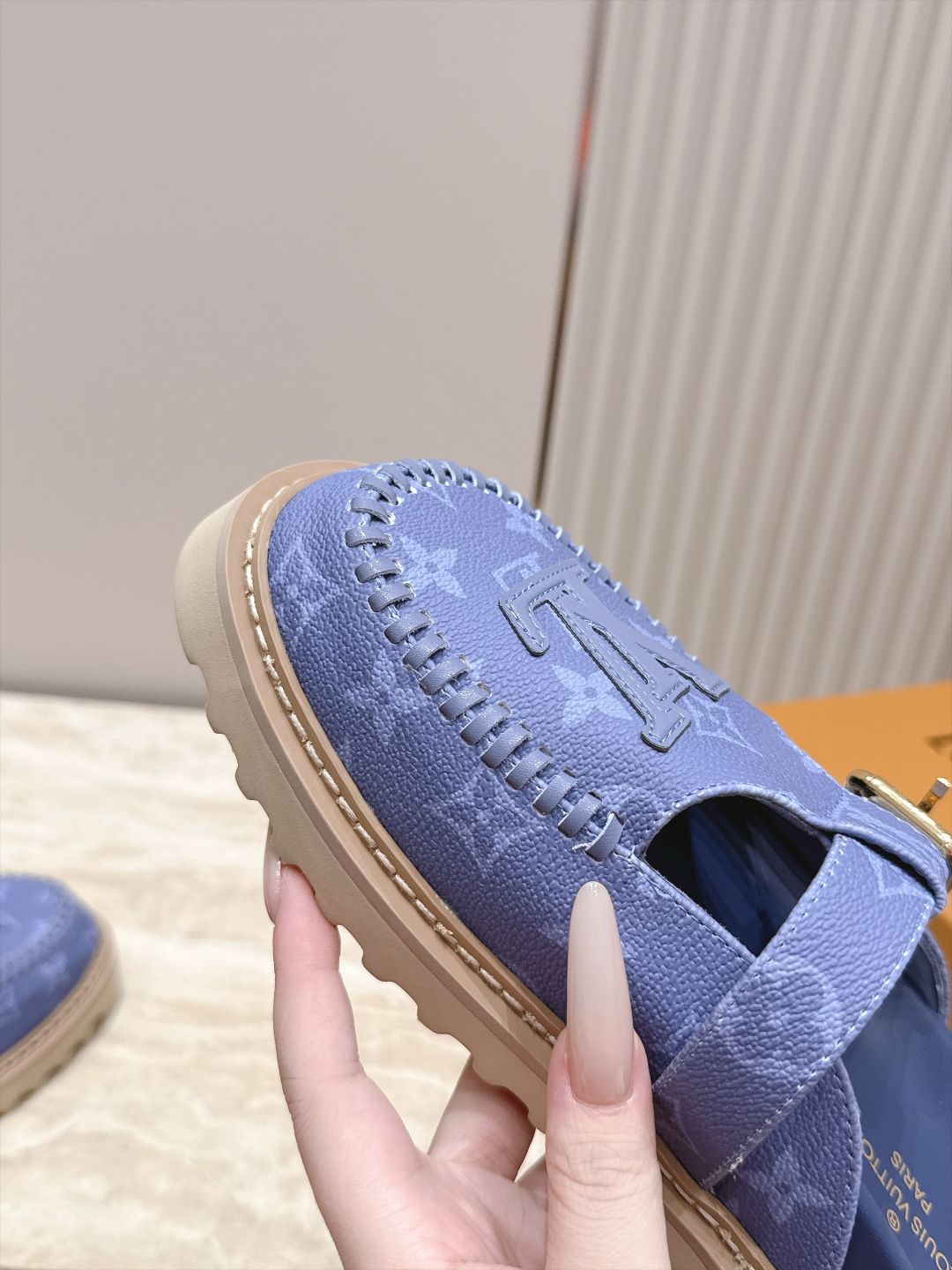 全新色系！！  Louis vuitto驴牌 Lv 新品厚底包头勃肯拖鞋   懒人鞋的终极形态找到了！ LV这双穆勒包头