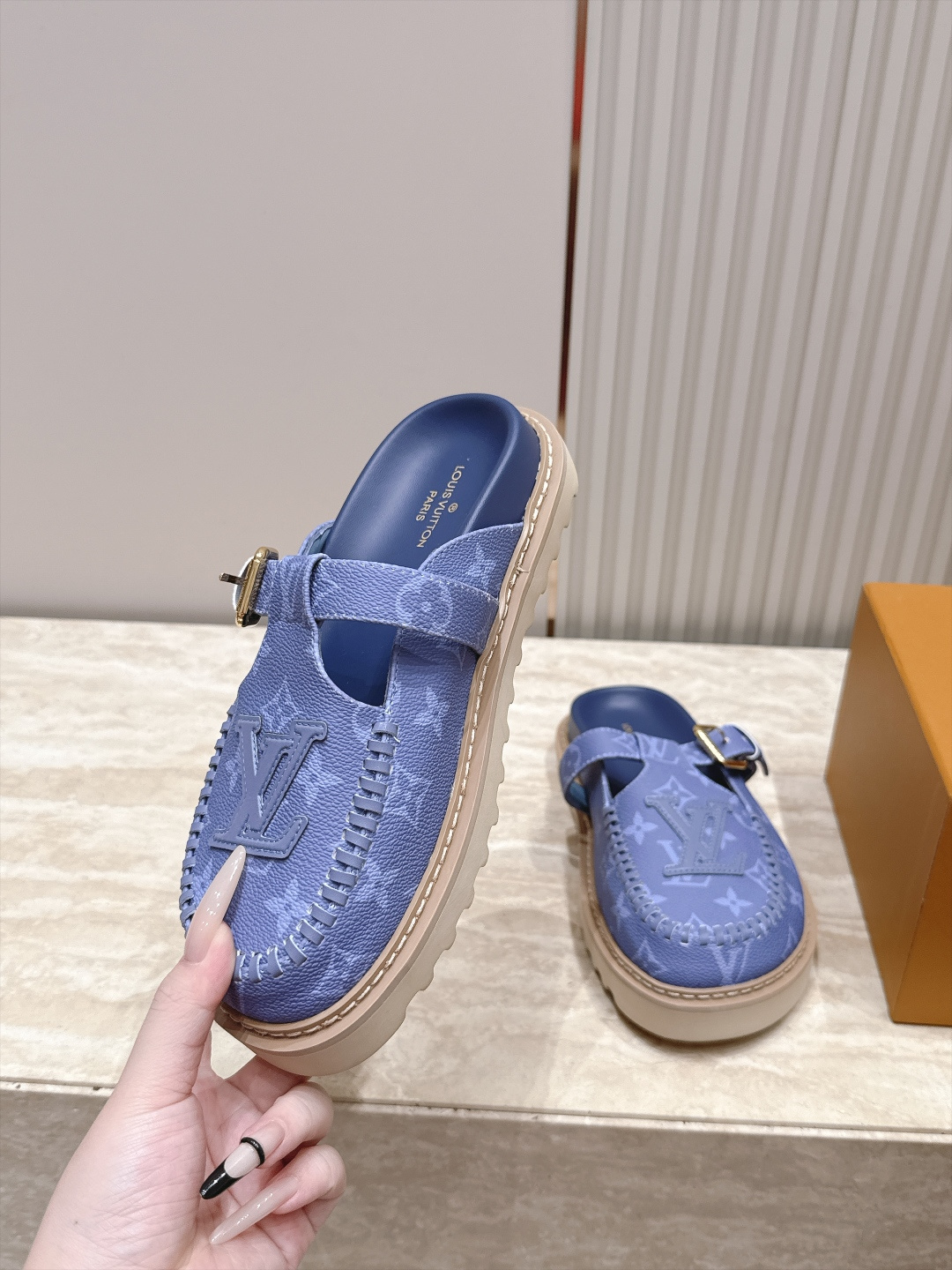 全新色系！！  Louis vuitto驴牌 Lv 新品厚底包头勃肯拖鞋   懒人鞋的终极形态找到了！ LV这双穆勒包头