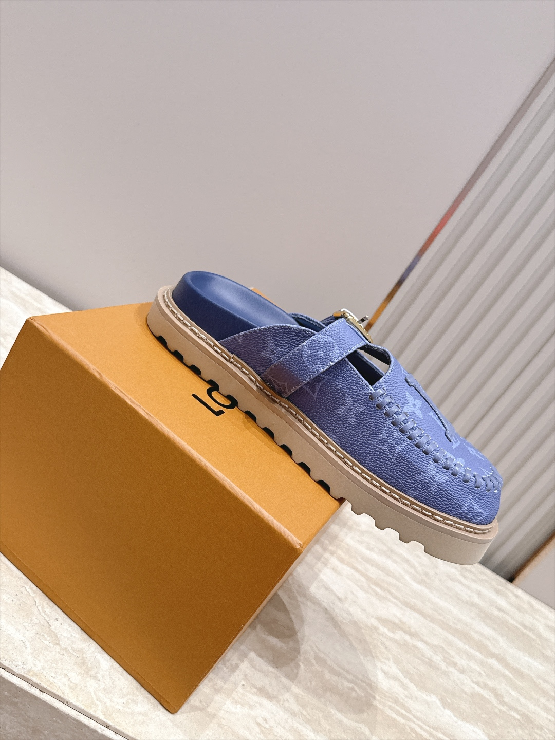 全新色系！！  Louis vuitto驴牌 Lv 新品厚底包头勃肯拖鞋   懒人鞋的终极形态找到了！ LV这双穆勒包头