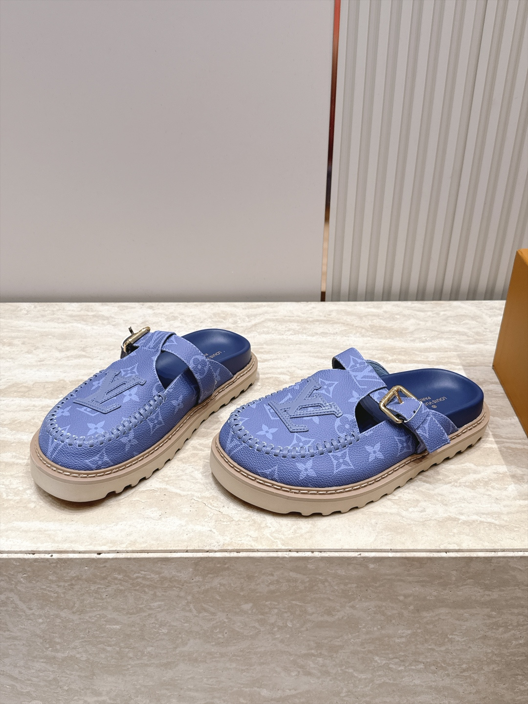 全新色系！！  Louis vuitto驴牌 Lv 新品厚底包头勃肯拖鞋   懒人鞋的终极形态找到了！ LV这双穆勒包头